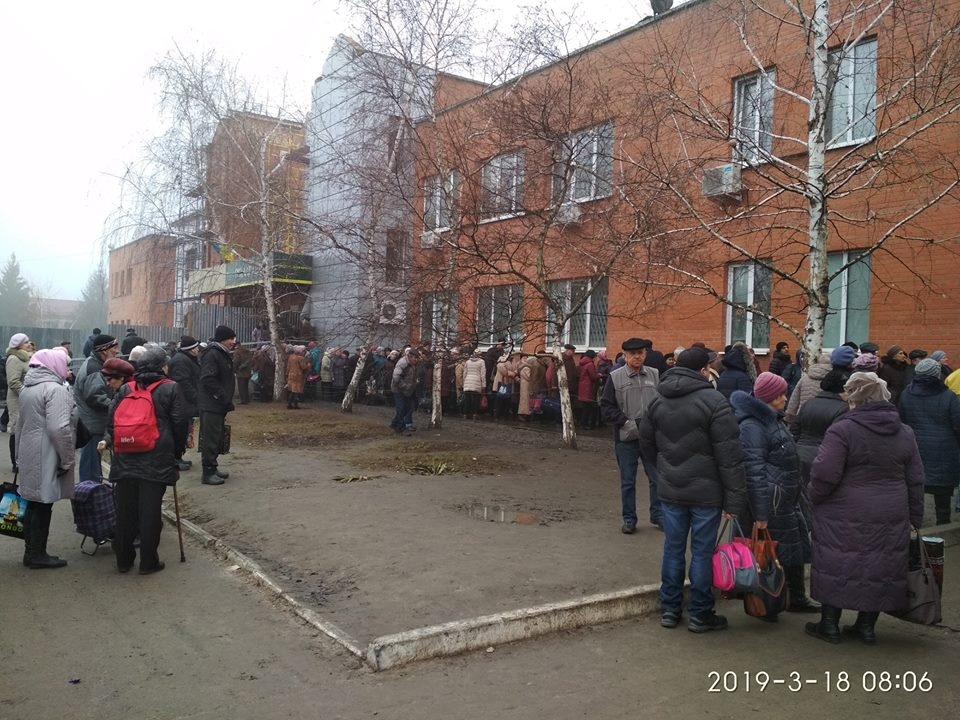 В Прифронтовой Станице Луганской очереди: люди опасаются закрытия пункта пропуска