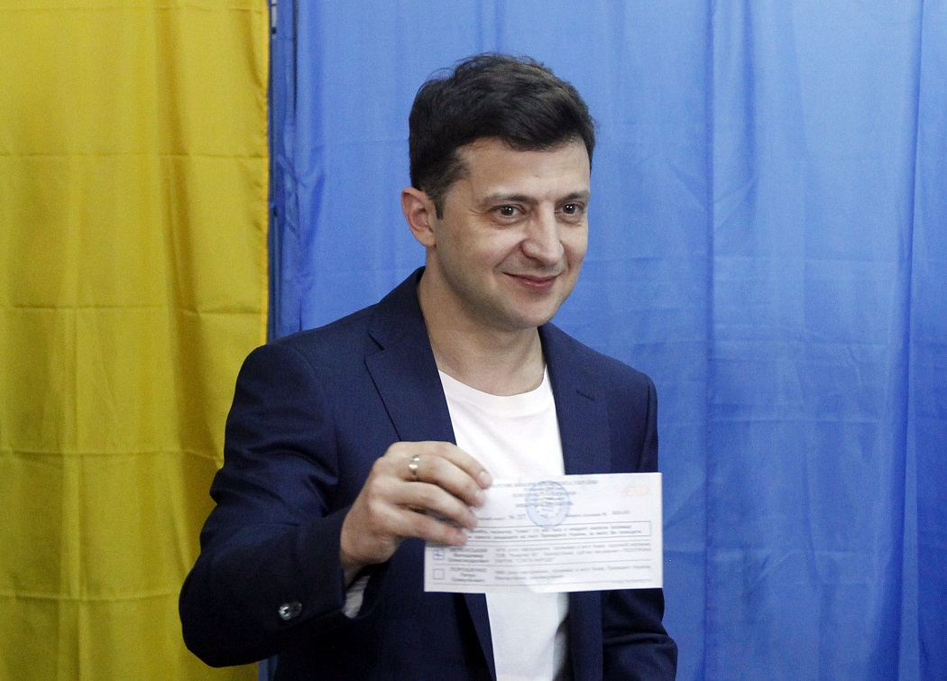 Зеленский продемонстрировал на камеру заполненный бюллетень. Его оштрафовали