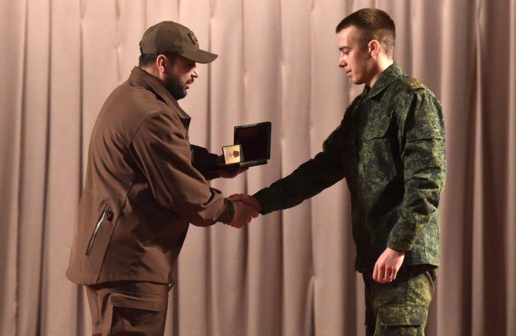 Не воевавший Пушилин позировал в военной экипировке