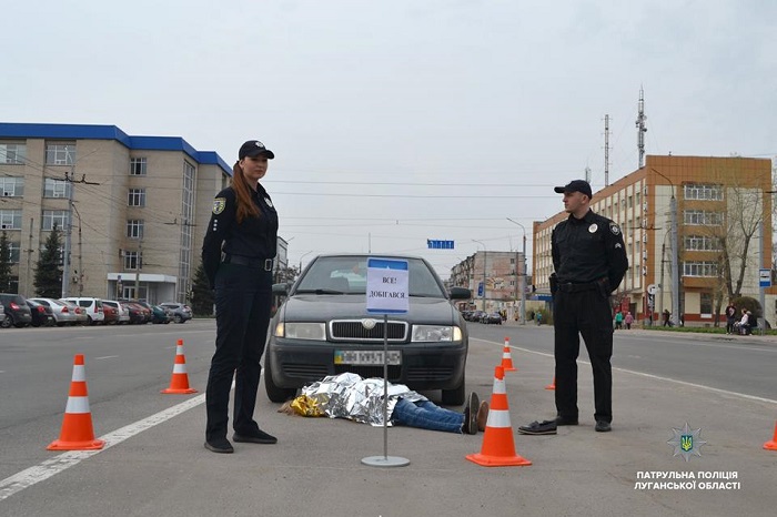 В Северодонецке полицейские положили на дорогу манекен, чтобы пешеходы задумались