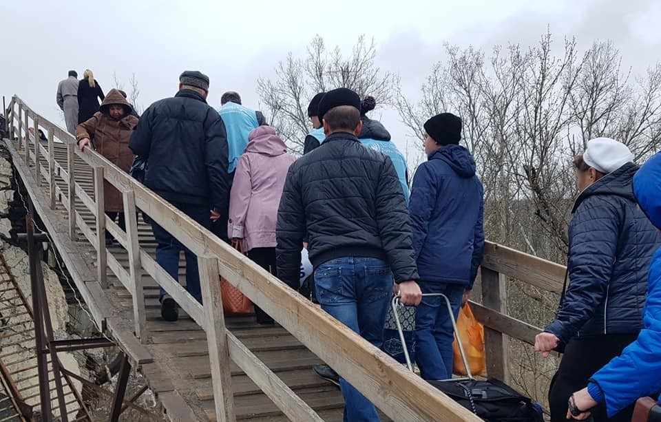 Глава Мониторинговой миссии ООН прошлась с пенсионерами через мост у КПВВ «Станица Луганская»