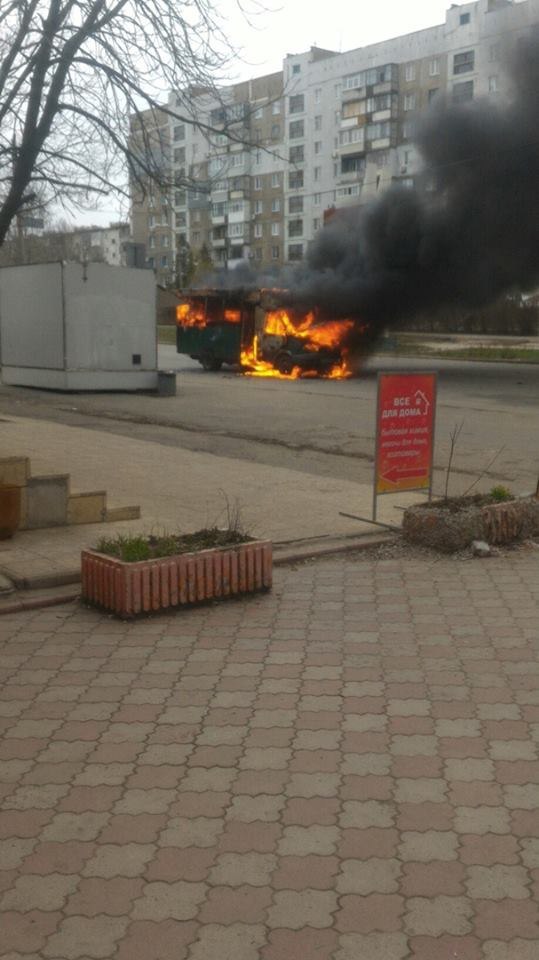 В неподконтрольном Луганске загорелась маршрутка