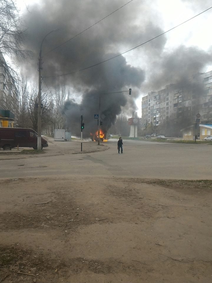В неподконтрольном Луганске загорелась маршрутка