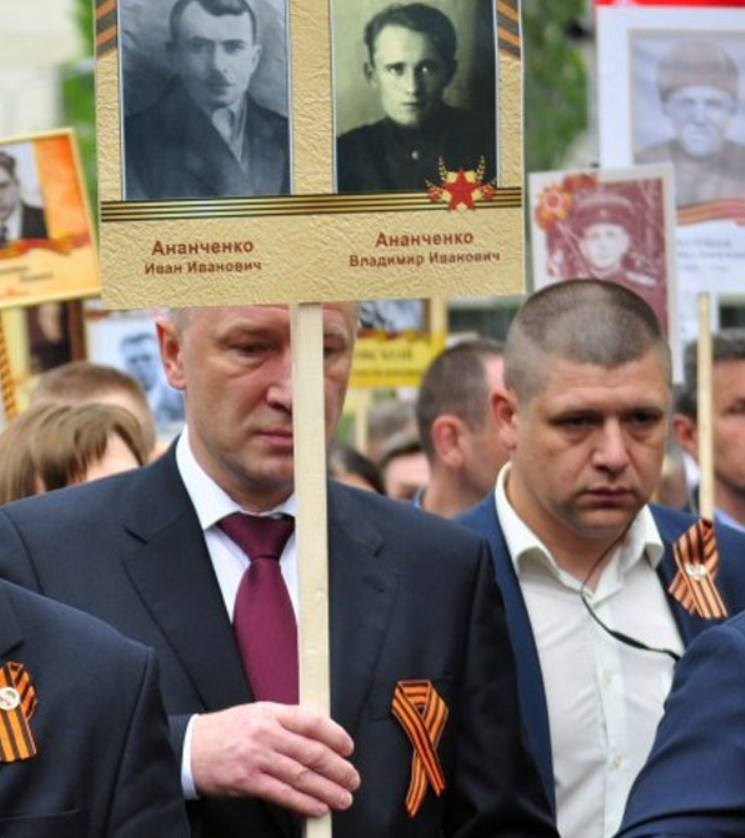 Загадочный «министр» Ананченко прошелся в «Бессмертном полку» с фотографиями родственников