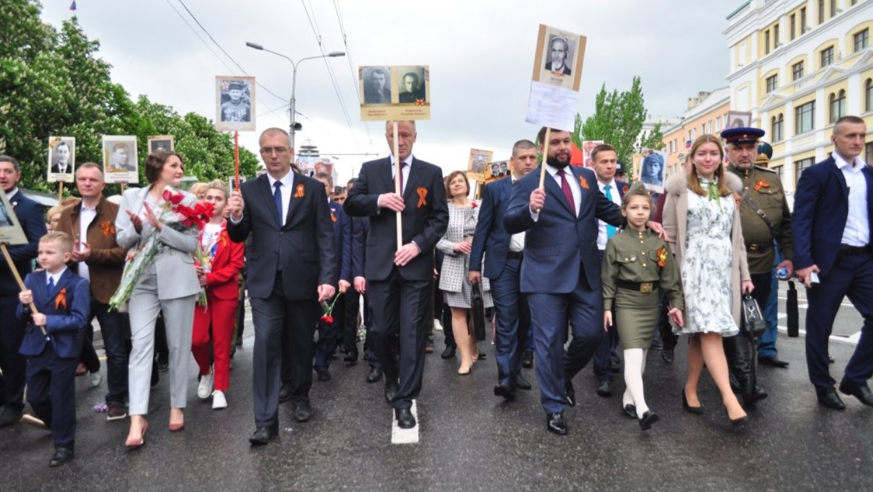 Загадочный «министр» Ананченко прошелся в «Бессмертном полку» с фотографиями родственников