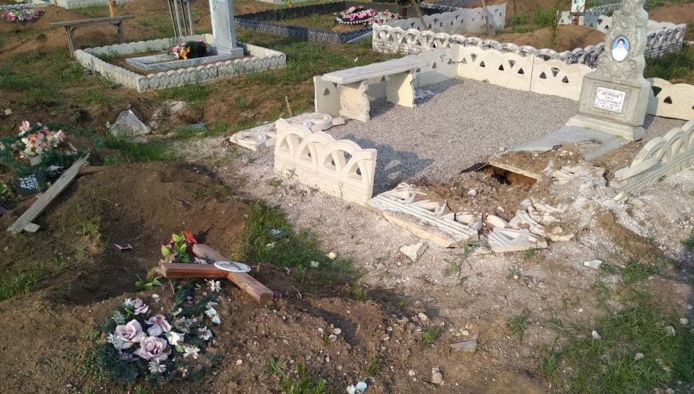 В оккупированном Алчевске на кладбище погромили десятки могил