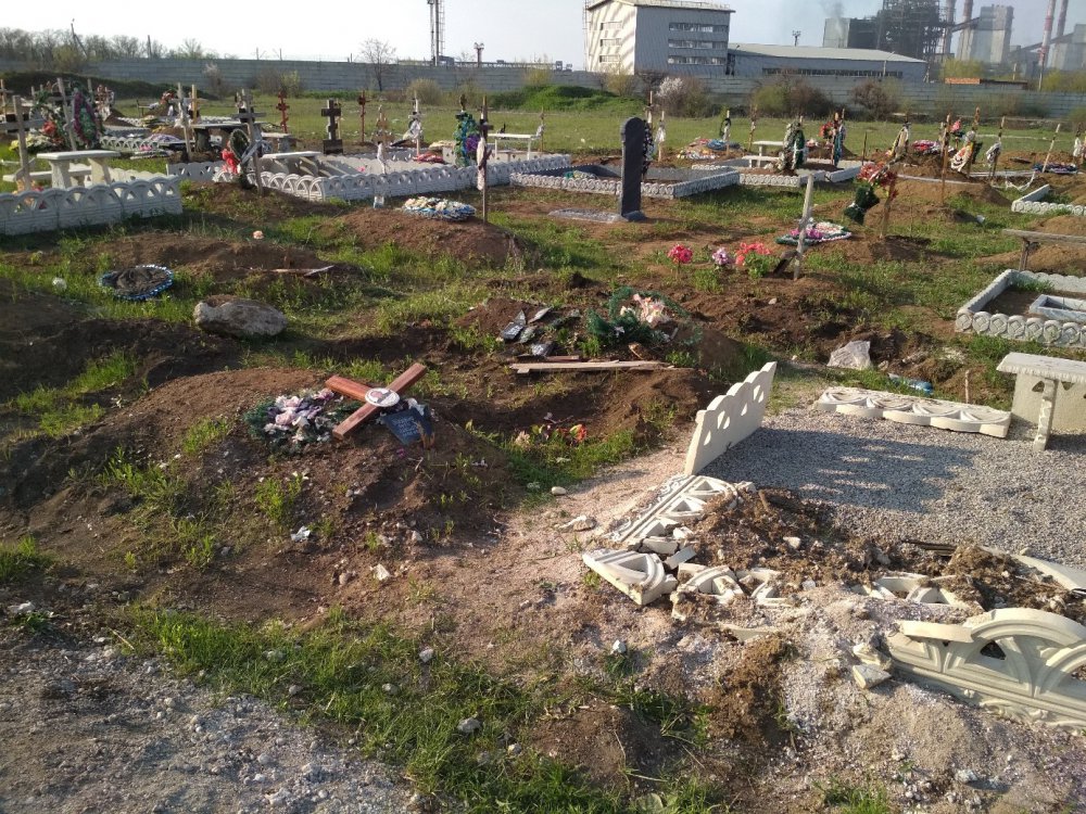 В оккупированном Алчевске на кладбище погромили десятки могил