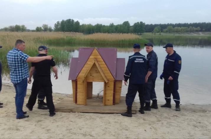 В Северодонецке на озере поставили домик для лебедей