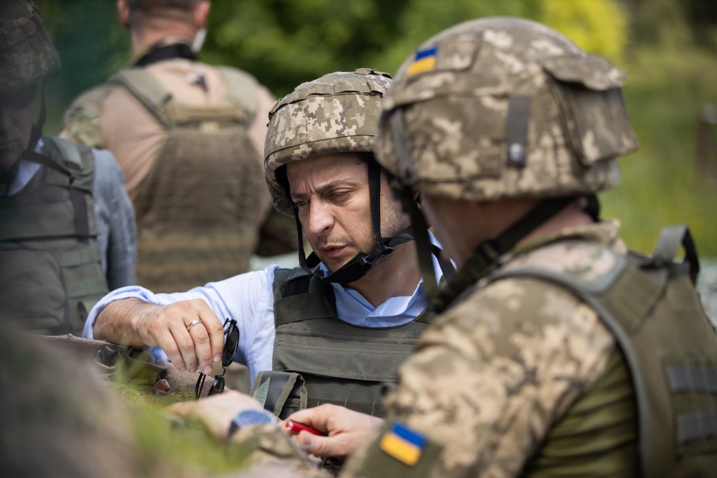 Первая поездка на линию фронта: Зеленский приехал в Счастье