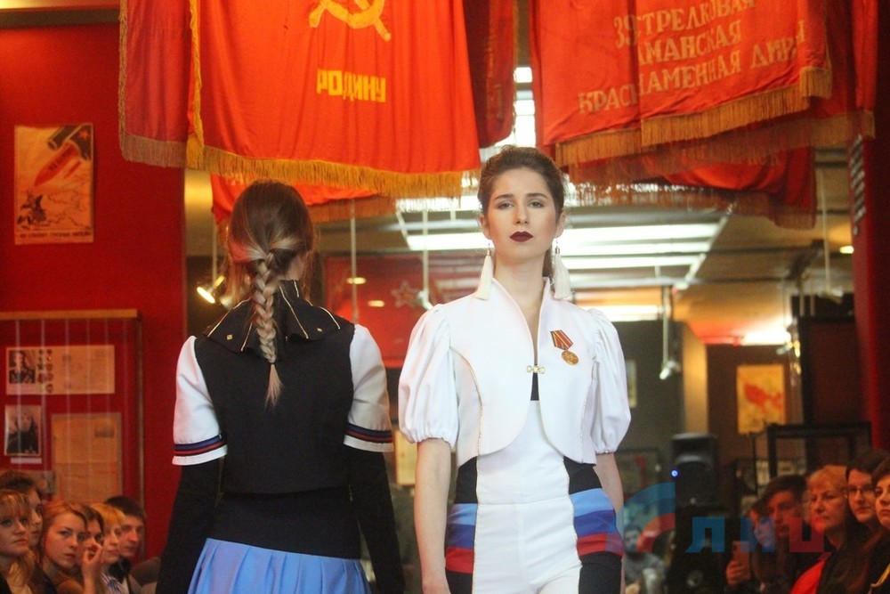 В Луганске показали стилизованные костюмы с «гербом» «ЛНР» на спине и «флагом» на юбке