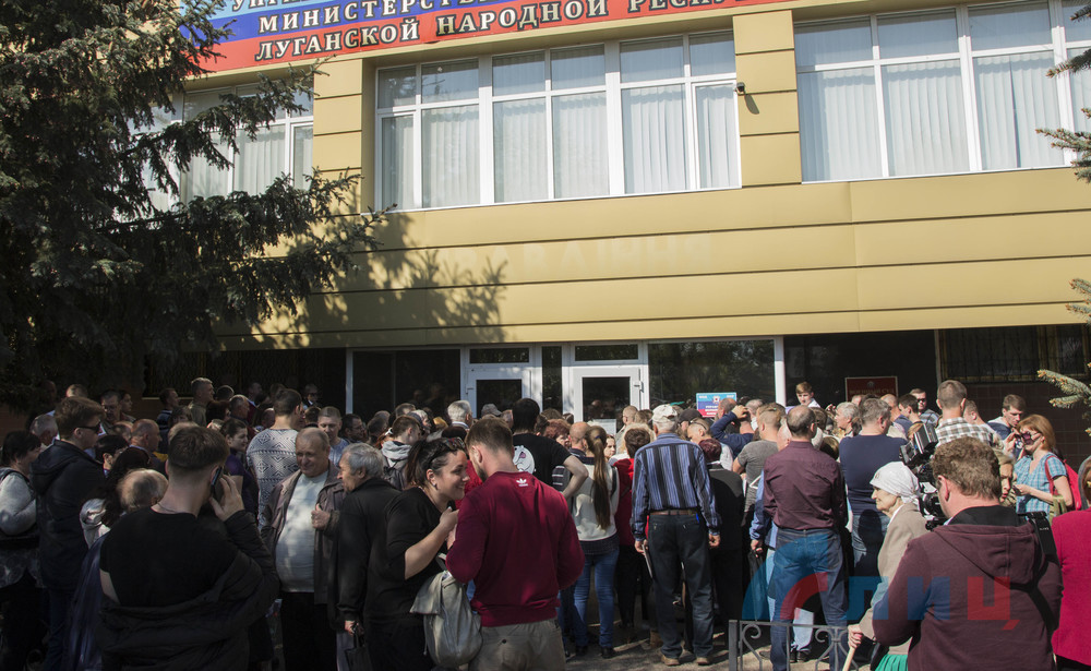 В Луганске заработал первый пункт по приему документов на гражданство РФ