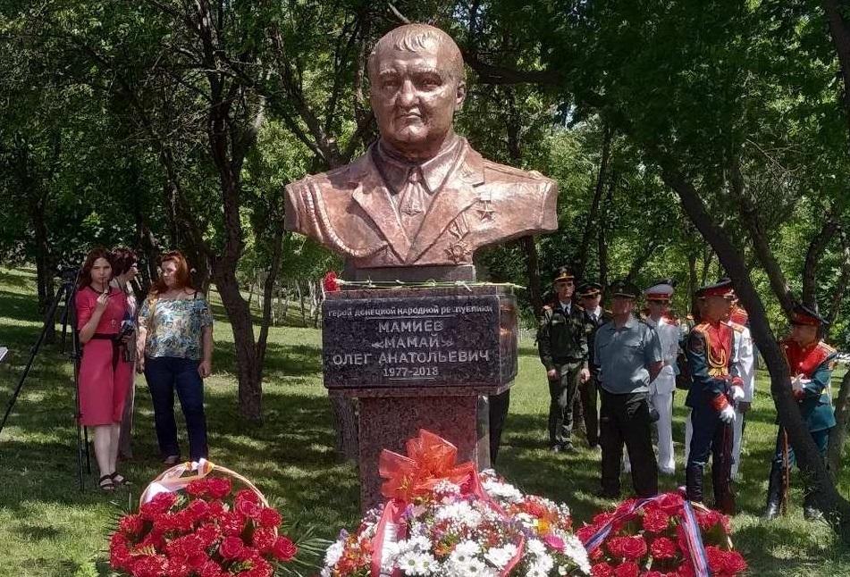 В Донецке открыли памятник боевику из Осетии