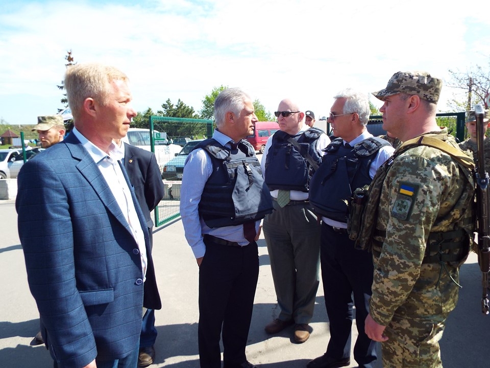 КПВВ в Станице Луганской посетил посол Германии