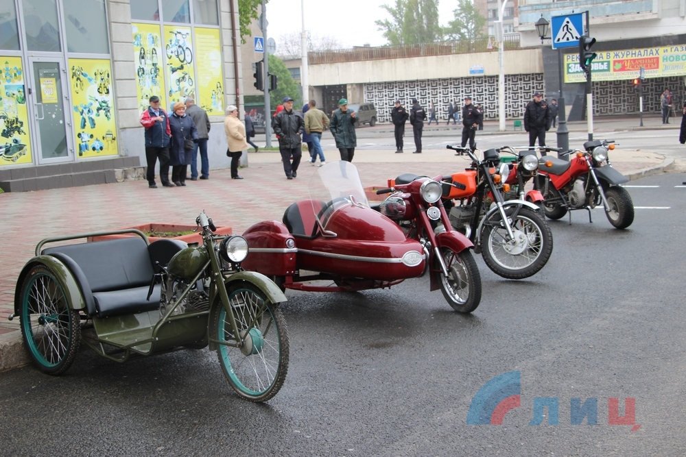 В оккупированном Луганске прошла выставка ретро-автомобилей
