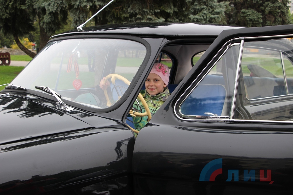 В оккупированном Луганске прошла выставка ретро-автомобилей