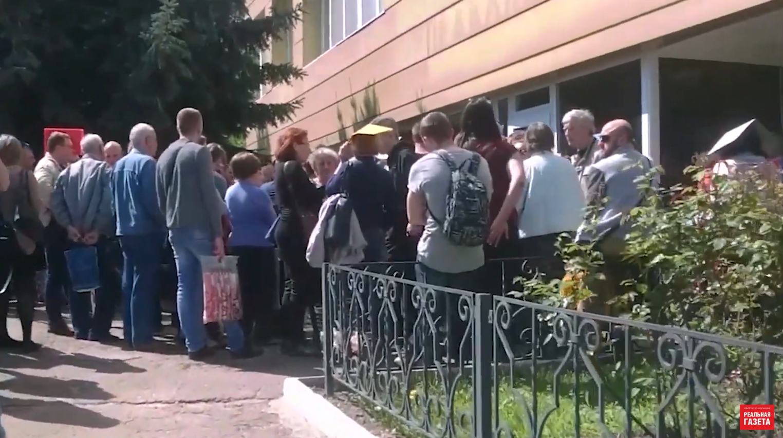 В очереди за российскими паспортами. ВИДЕОРЕПОРТАЖ «РГ»