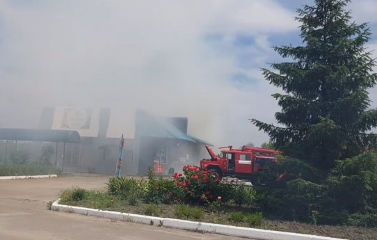 В Сватово горел склад на территории заправки