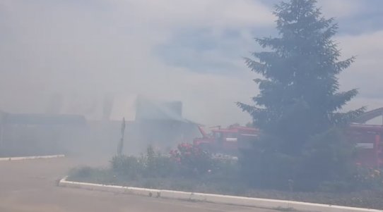 В Сватово горел склад на территории заправки