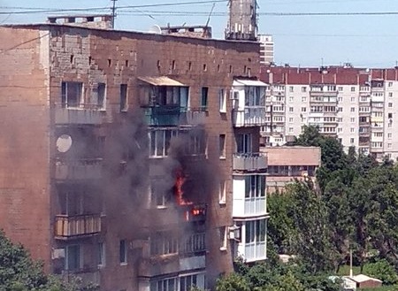 В Донецке горела квартира в многоэтажке: пострадали два человека