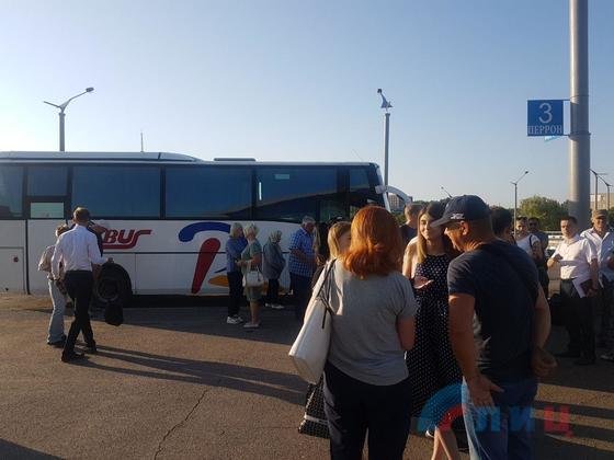 «ЛНР» отправила в Россию первый автобус с желающими получить российские паспорта