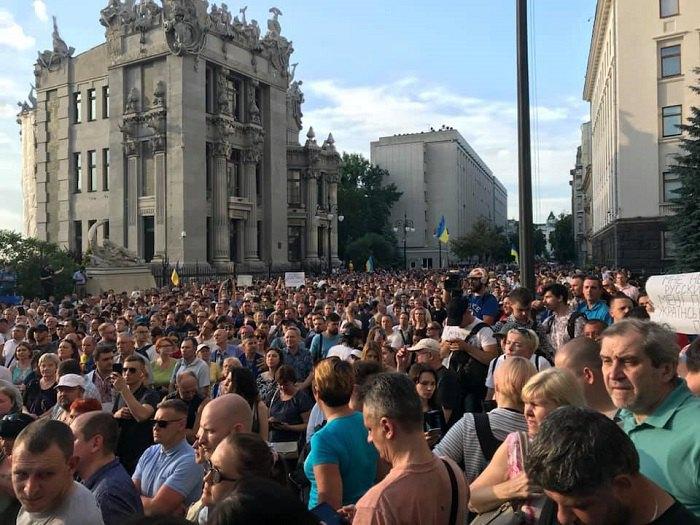 В Киеве под Администрацией президента прошла акция из-за высказываний о Донбассе