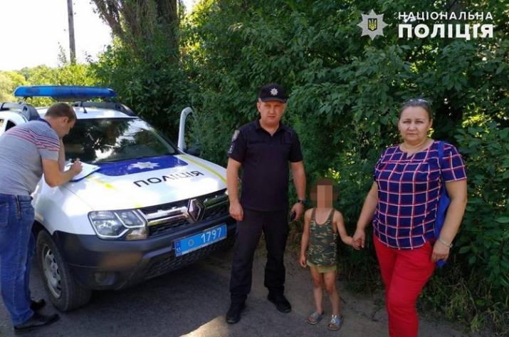 В селе под Новоайдаром мужчина посадил на цепь своего шестилетнего сына