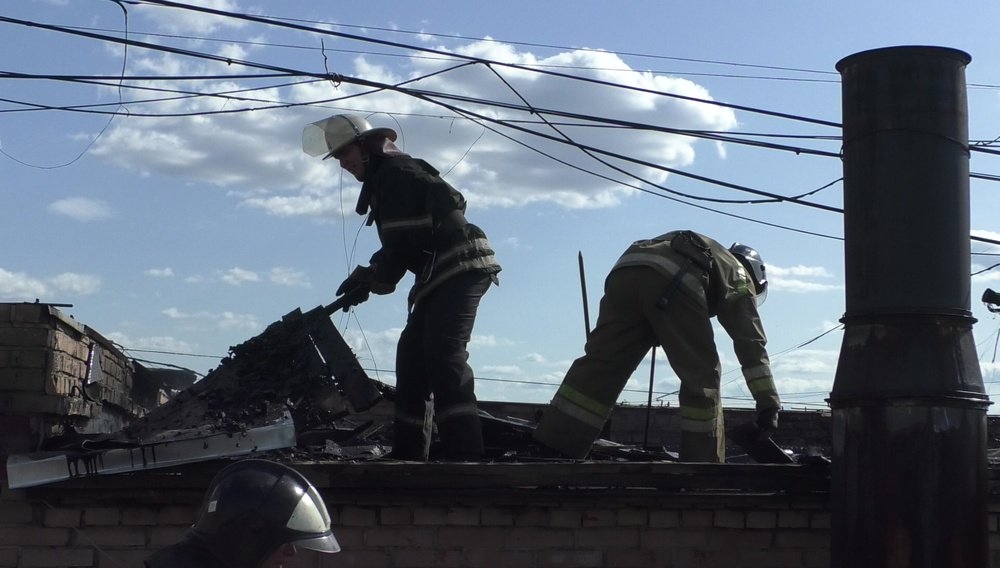 В Луганске горела крыша «китайской стены». До этого был слышен взрыв