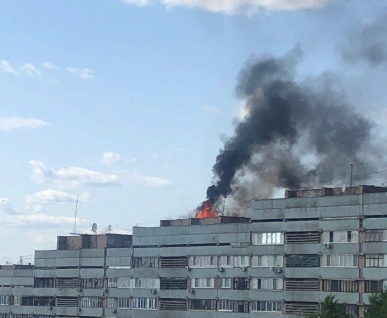 В Луганске горела крыша «китайской стены». До этого был слышен взрыв