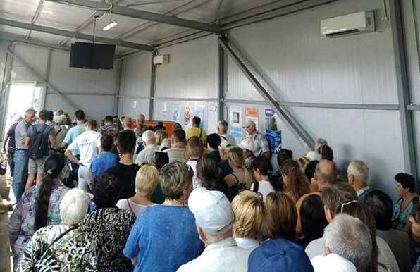 На КПВВ “Марьинка” образовалась аномально большие очереди