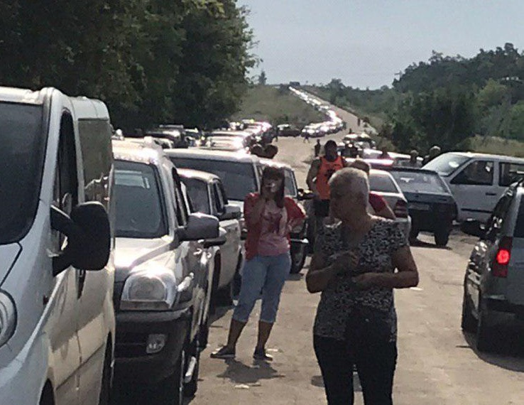 В очередях на КПВВ на Донбассе застряли автомобили