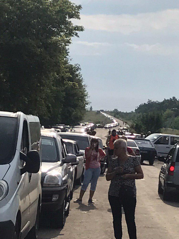В очередях на КПВВ на Донбассе застряли автомобили