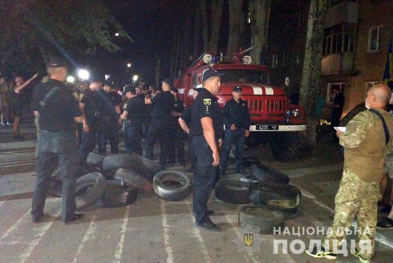 Под зданием окружной комиссии в Покровске акция протеста: на место отправили вертолет со спецназом