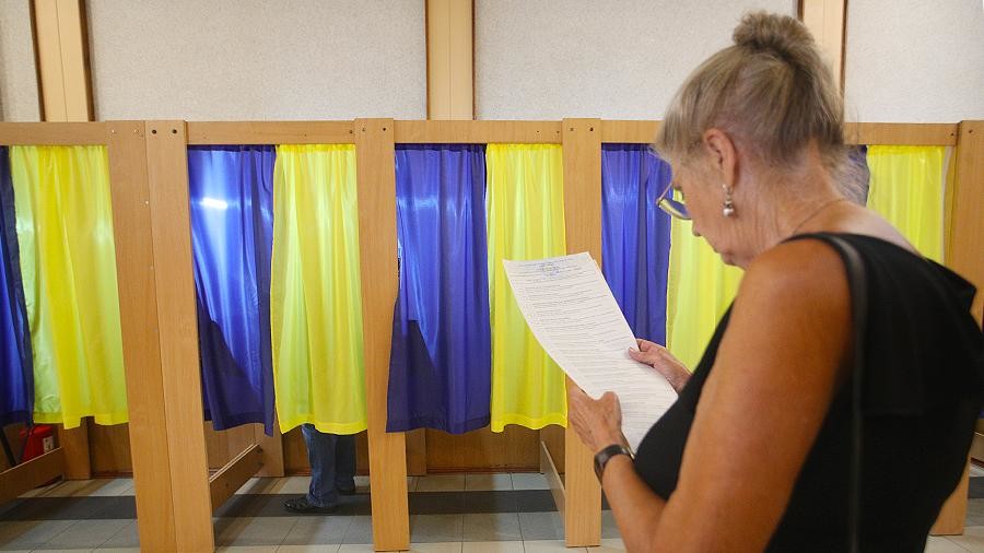 Явка на эти парламентские выборы была самой низкой в истории Украины