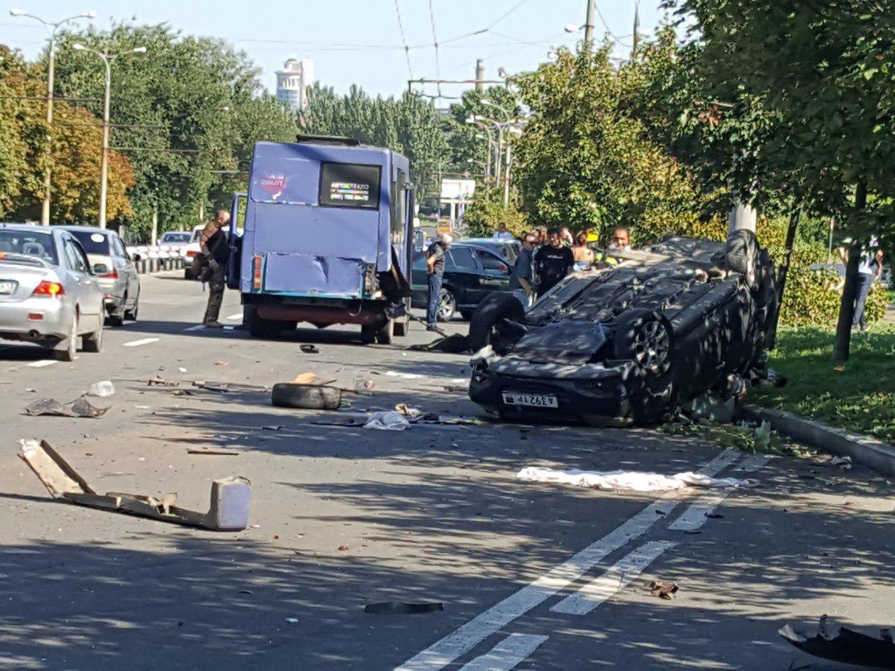За рулем одного из авто, попавшего в ДТП в Донецке, мог быть военный, – соцсети