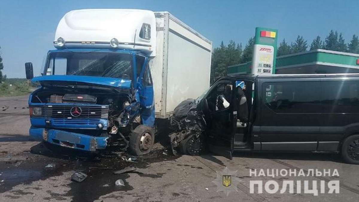 На Луганщине маршрутка въехала в грузовик: 8 пострадавших