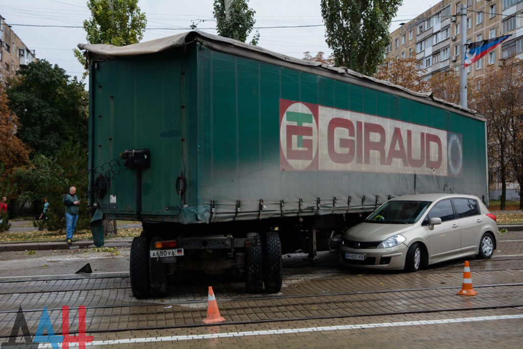 ДТП в Донецке: легковой автомобиль врезался в фуру