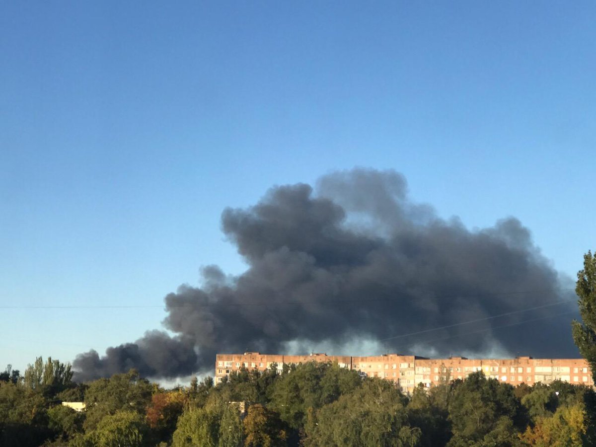 На окраине Донецка большой пожар. ВИДЕО