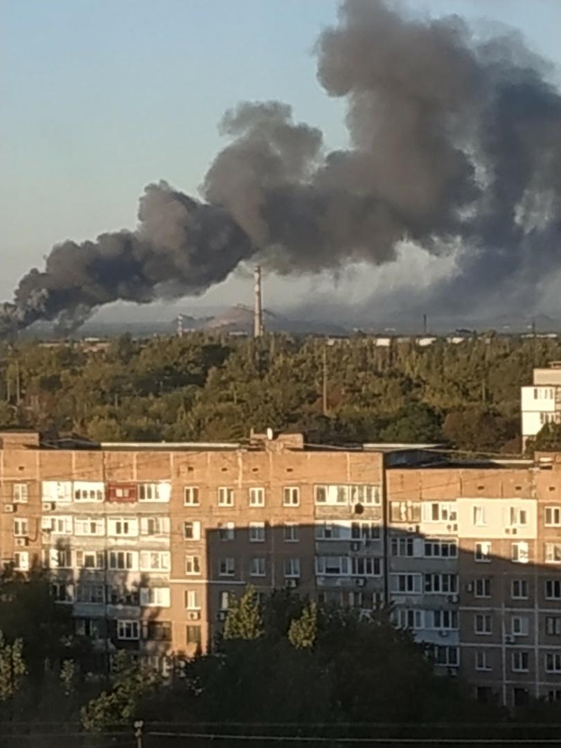 На окраине Донецка большой пожар. ВИДЕО
