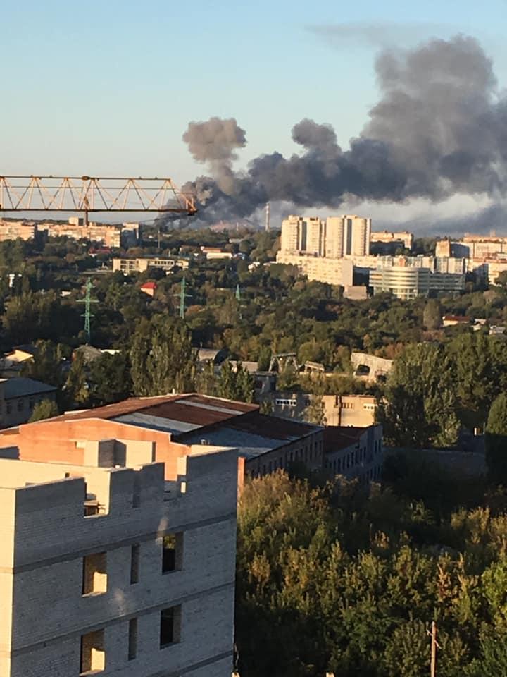 На окраине Донецка большой пожар. ВИДЕО