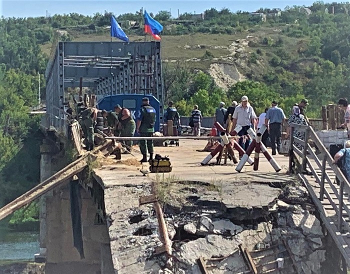 «ЛНР» так и не убрала с моста свой флаг и вагон с надписью «СЦКК»