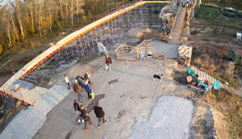 Временный мост соединил части разрушенного моста