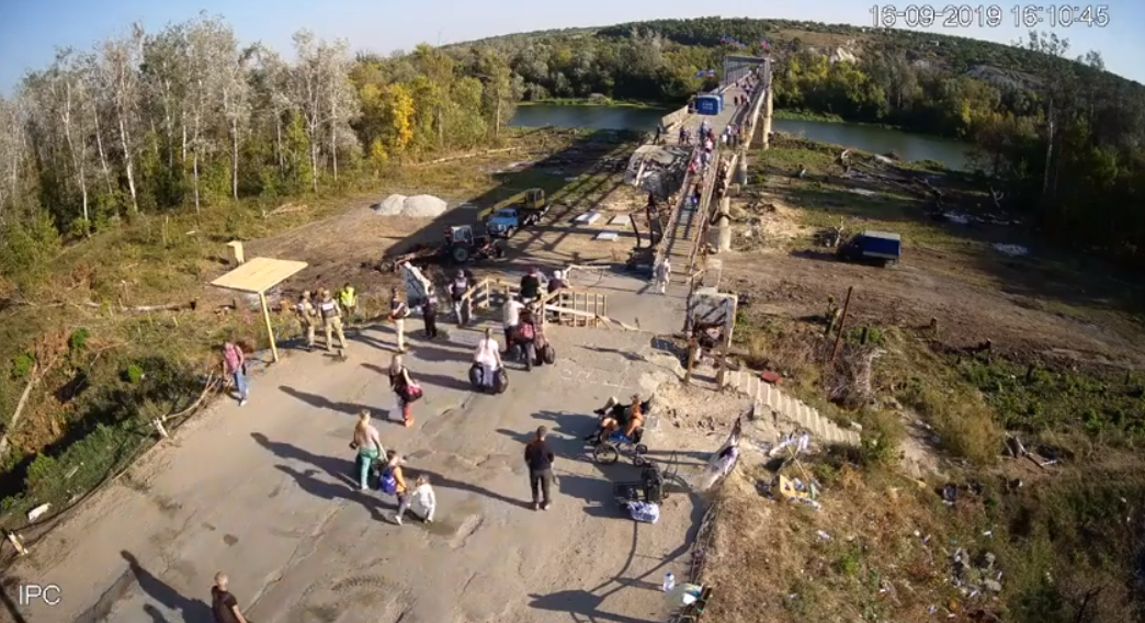 В Луганской ОВГА опровергли слухи: КПВВ в Станице Луганской не закроют на ремонт