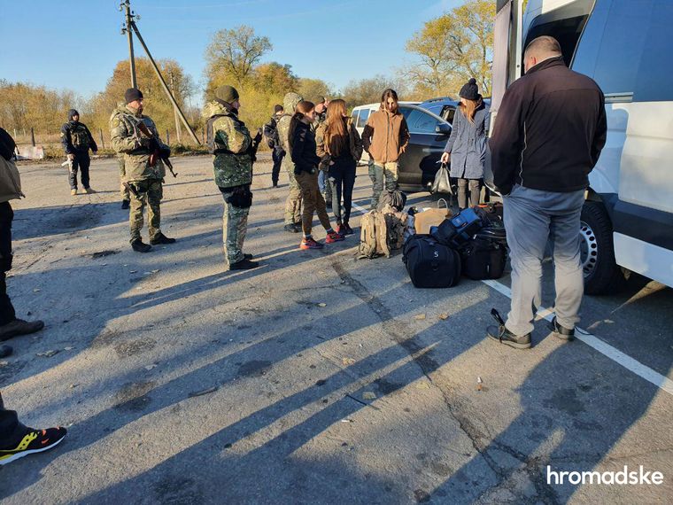 Между добровольцами, которые едут в Золотое, и полицией произошло столкновение