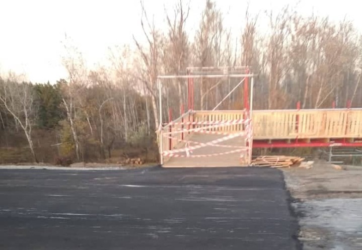 Временный мост в Станице Луганской закончен: поставлены перила и защитное ограждение