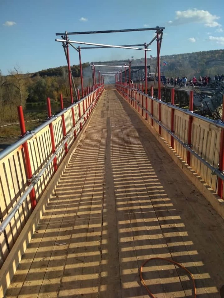 Временный мост в Станице Луганской закончен: поставлены перила и защитное ограждение