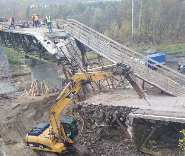 В Станице Луганской начали демонтировать разрушенный мост