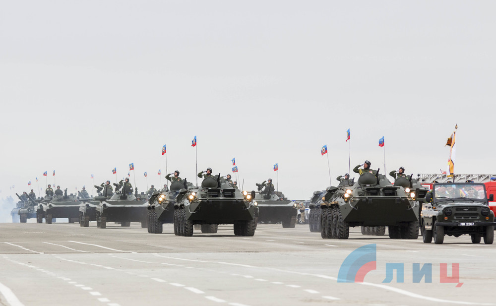 В Луганске на территории разрушенного аэропорта открыли парк с военной техникой