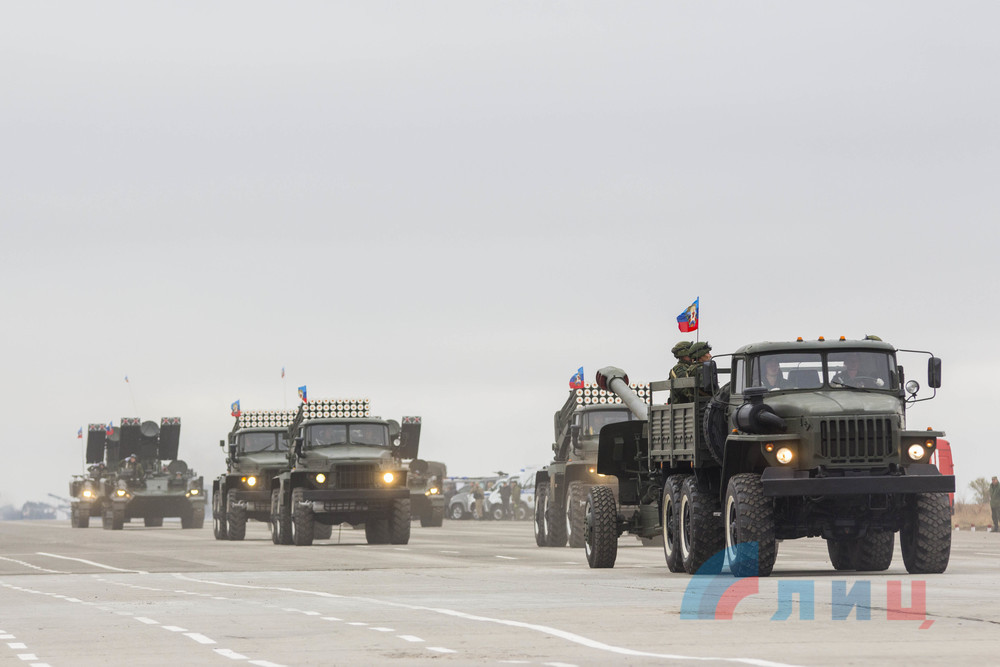 В Луганске на территории разрушенного аэропорта открыли парк с военной техникой