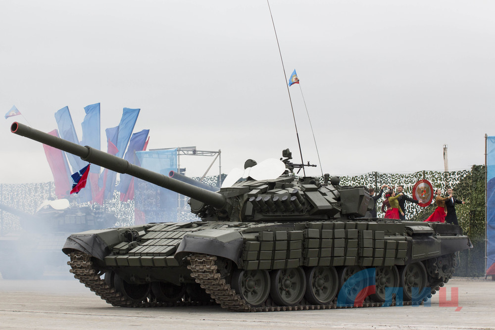 В Луганске на территории разрушенного аэропорта открыли парк с военной техникой