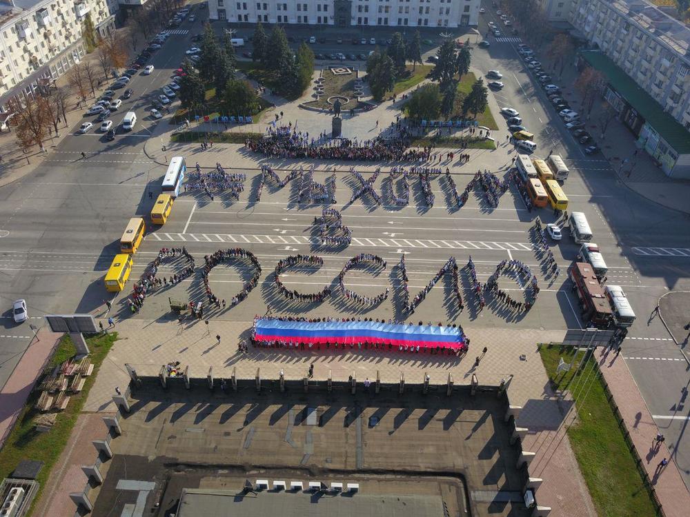 В Луганске детей выстроили в лозунг «Мы хотим в Россию»